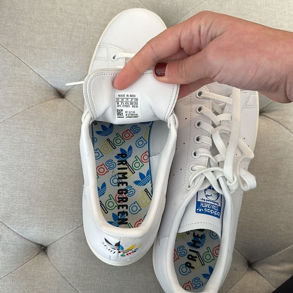 Adidas Stan smiths, colorful stitched heel. Men’s size 9 - Picture 4 of 5